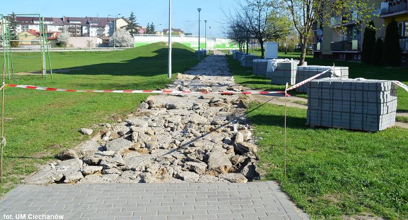 W Ciechanowie remontują kolejne chodniki