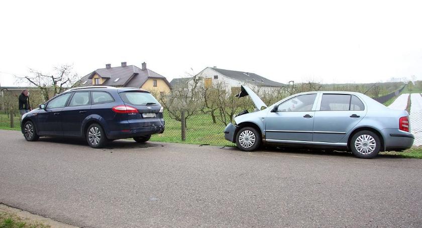 Uderzyła Skodą w Forda. Wraz z dwójką dzieci trafiła do szpitala