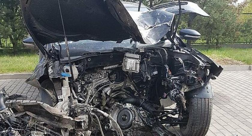 Passat uderzył w drzewo. Kierowca zginął na miejscu