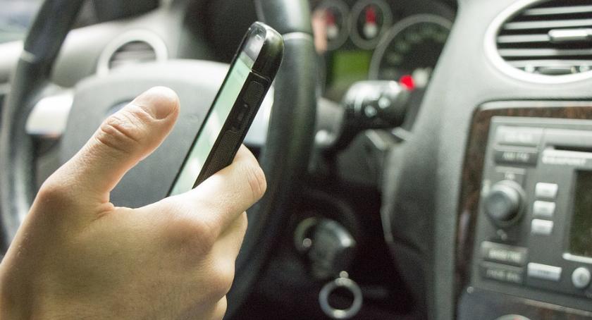 Mandaty za używanie telefonów w czasie jazdy. Drogówka z Ciechanowa podsumowała działania