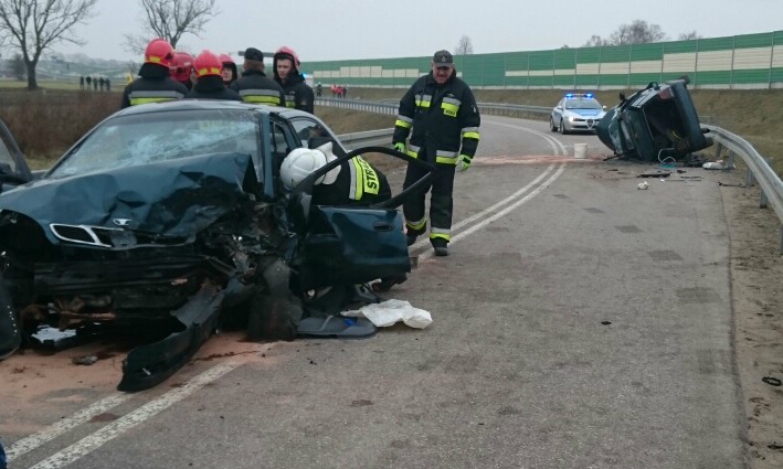 Czołowe zderzenie osobówek. Ranne cztery młode osoby
