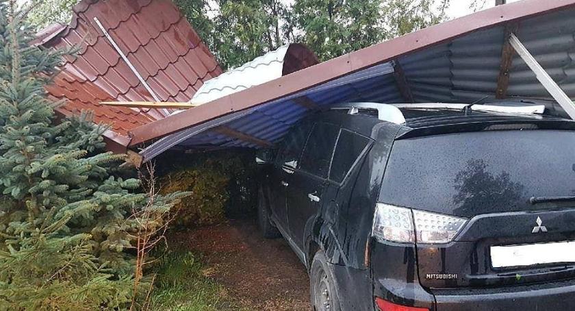 Wiatr zrywał dachy w powiecie ciechanowskim. Kilkadziesiąt interwencji strażaków [zdjęcia]