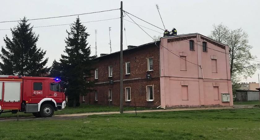 Pożar w budynku wielorodzinnym w Glinojecku [zdjęcia]