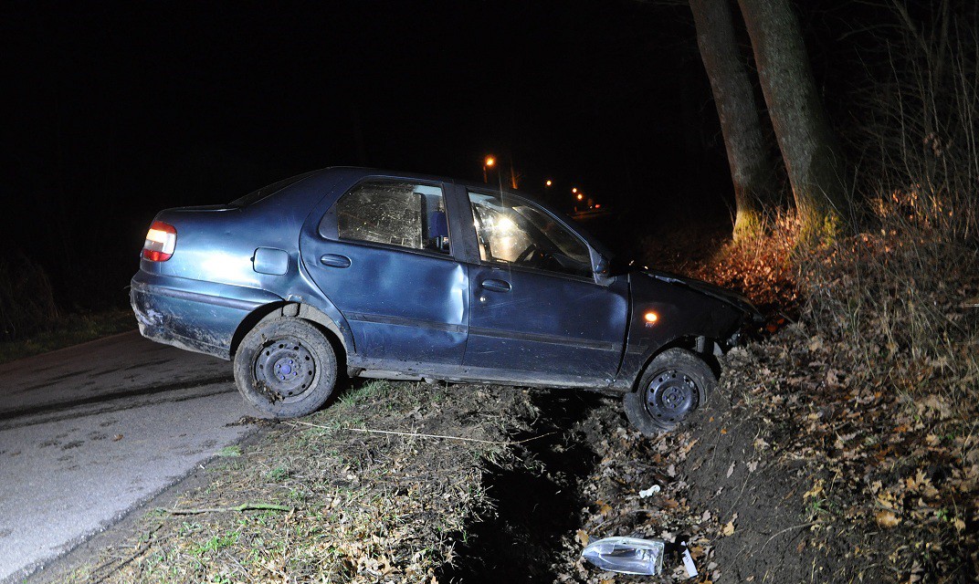 U sąsiadów: Fiat wpadł do rowu. Rannych dwoje nastolatków (zdjęcia)