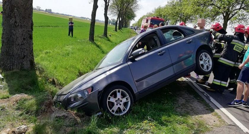Uderzył w betonowy przepust pod Ciechanowem. Chciał uniknąć zderzenia z sarną [zdjęcia]