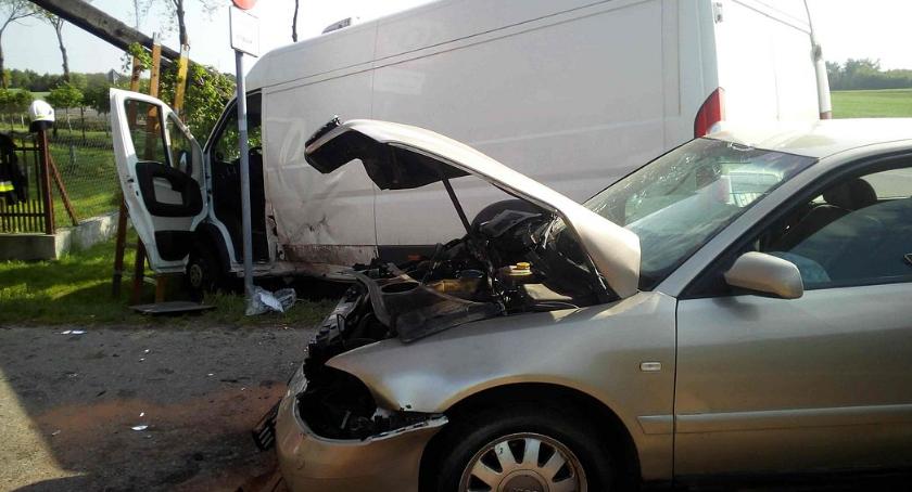 Dostawczak zderzył się z Audi. Pasażer był zakleszczony w aucie [zdjęcia]