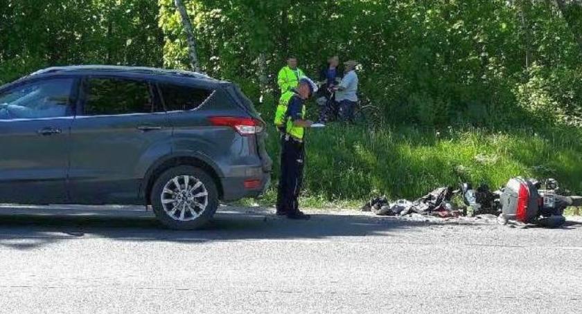 Kierowca skutera ciężko ranny. Uderzył w tył Forda