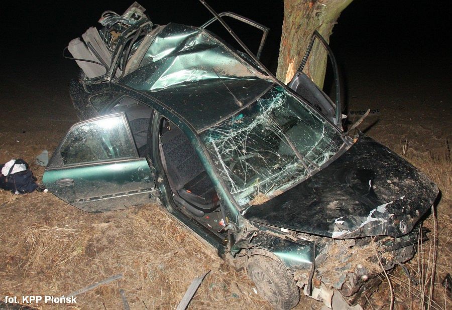 U sąsiadów: Renault dachowało i rozbiło się na drzewie. Kierowca jest w ciężkim stanie 