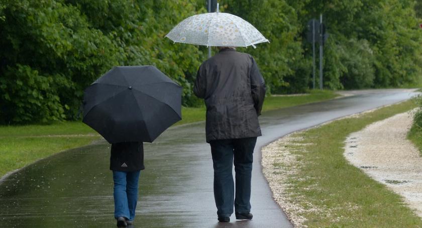 Parasole w dłoń! Intensywne opady deszczu i burze na Mazowszu