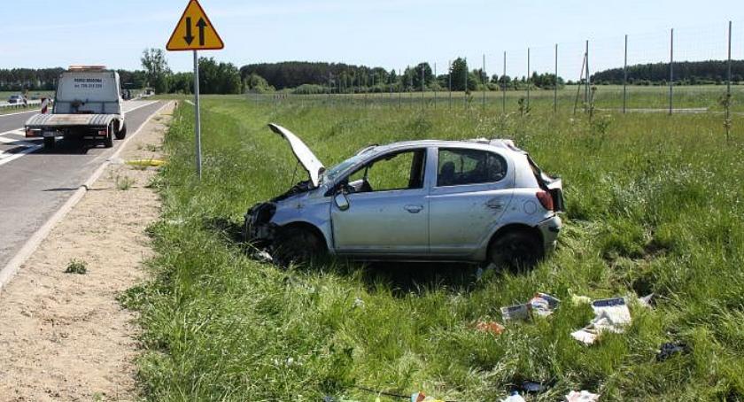 Dwie osoby ranne po dachowaniu Toyoty [zdjęcia]