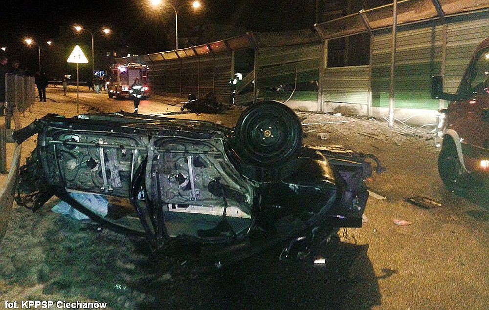 Wypadek na Armii Krajowej. 20-latek rozbił kradzioną Hondę (zdjęcia)