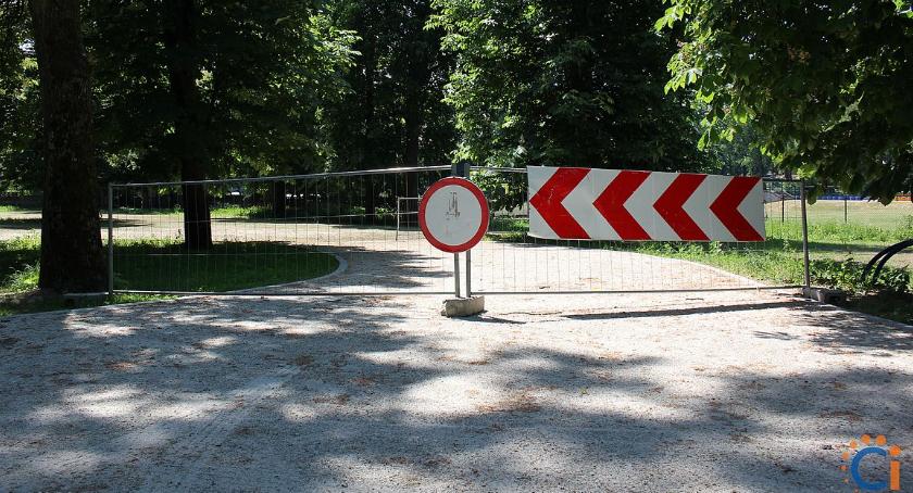 Wasze Info: Zamknęli nowy parking, bo ... trawa nie chce rosnąć [zdjęcia]