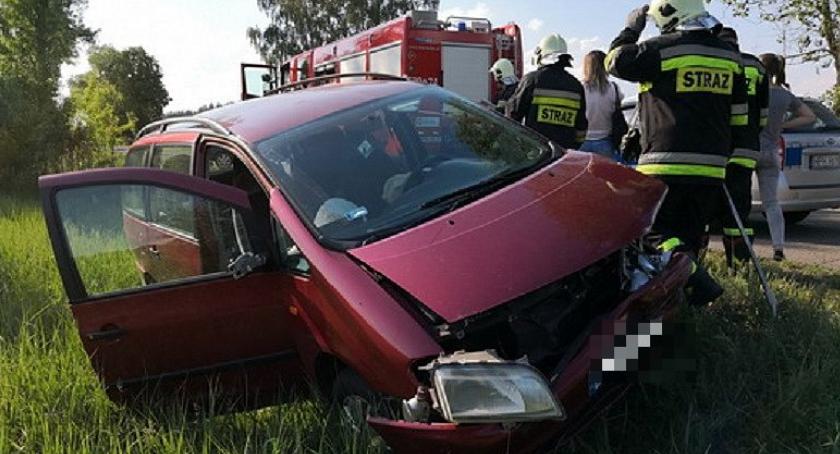 21-latka doprowadziła do zderzenia dwóch pojazdów [zdjęcia]