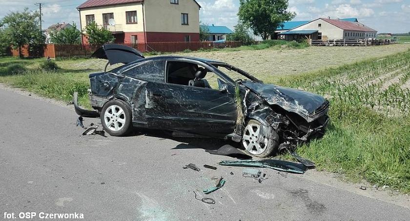 Opel uderzył w betonowy przepust [zdjęcia]