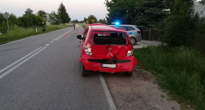 Dostawczak uderzył w Hyundaia. Trzy osoby trafiły do szpitala [zdjęcia]