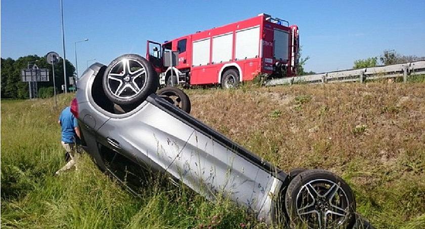 Mercedes spadł z nasypu i dachował [zdjęcia]