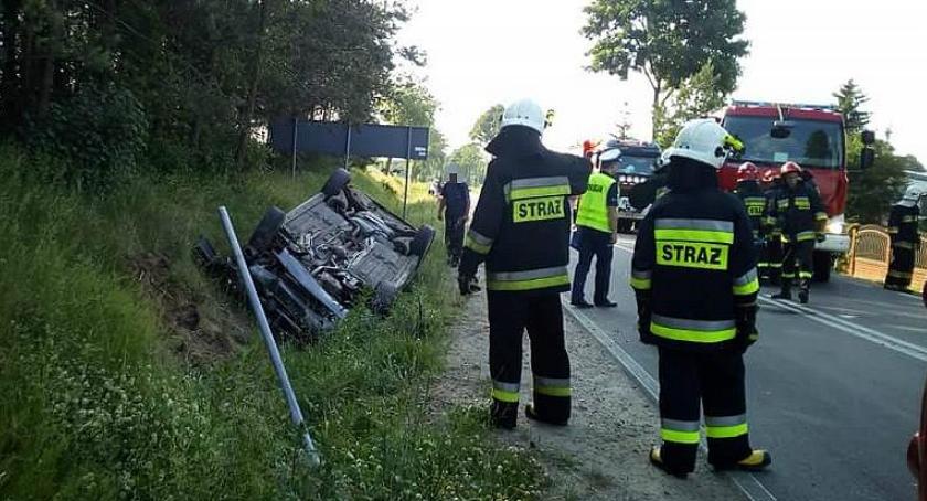 Dachowała Lancia. Pijany kierowca uciekł z miejsca zdarzenia