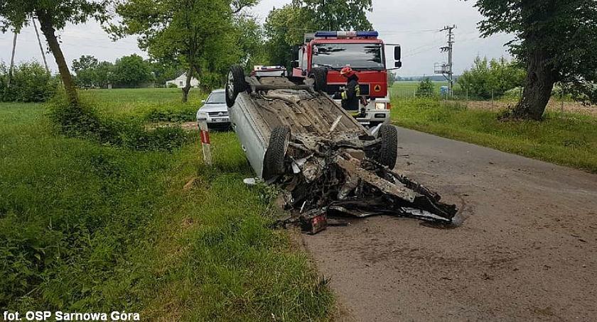 AKTUALIZACJA: Dachowanie samochodu w gminie Sońsk. Na drogę wtargnęła kaczka [zdjęcia]