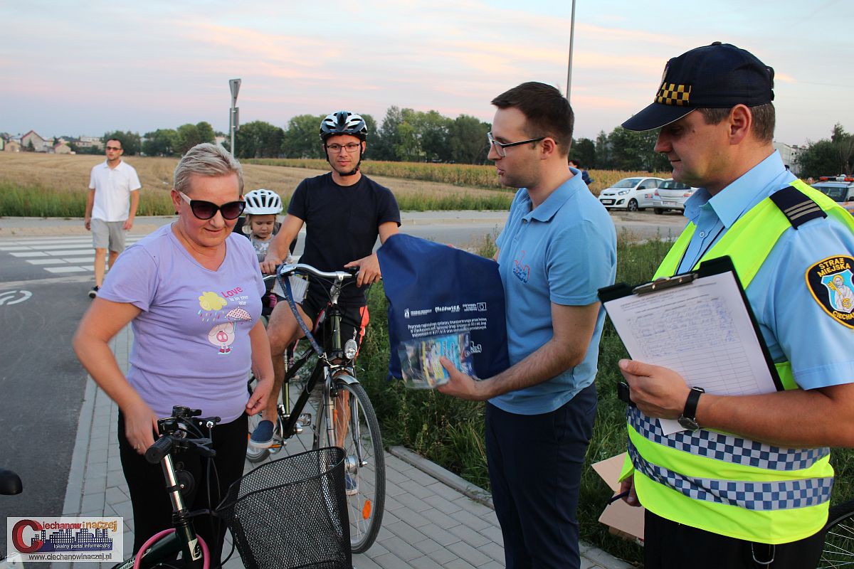 Pierwsi rowerzyści otrzymali lampki i odblaski (zdjęcia)