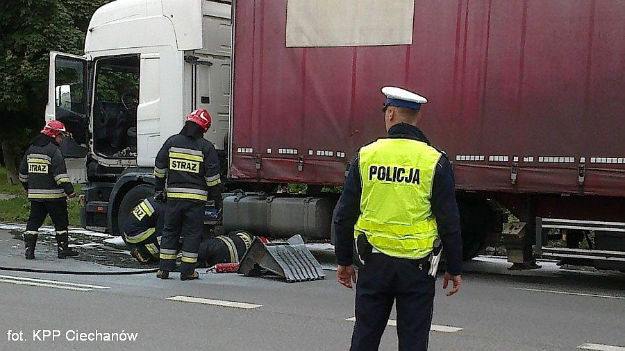Ciężarówka płonęła przed komendą (zdjęcia)