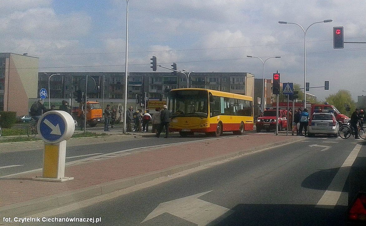 Zderzenie na Armii Krajowej. Kierowca Audi uderzył w autobus ZKM (zdjęcia)