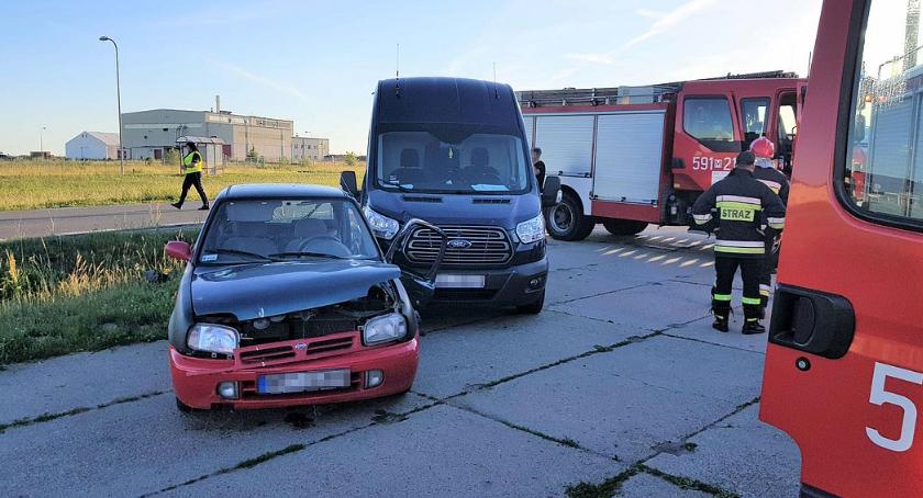 Zderzenie Forda z Nissanem na drodze wojewódzkiej [zdjęcia]