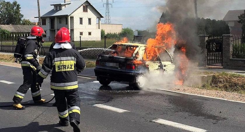 Osobowa Skoda zapaliła się w czasie jazdy [zdjęcia]