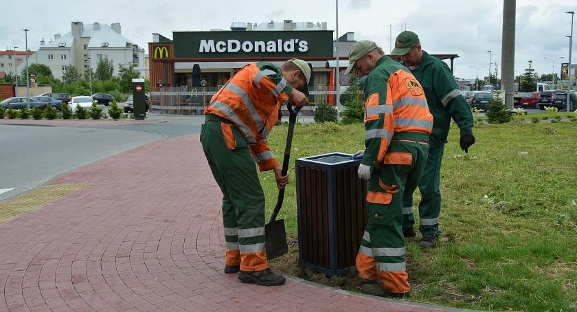 Montują nowe kosze, m.in. przy McDonalds. Domagali się ich mieszkańcy