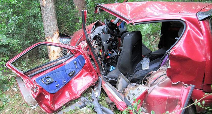 Fiat rozbił się na drzewie. Trzy młode osoby ranne [zdjęcia]