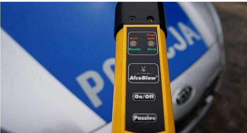 20-latek kierował autem bez prawa jazdy i po alkoholu