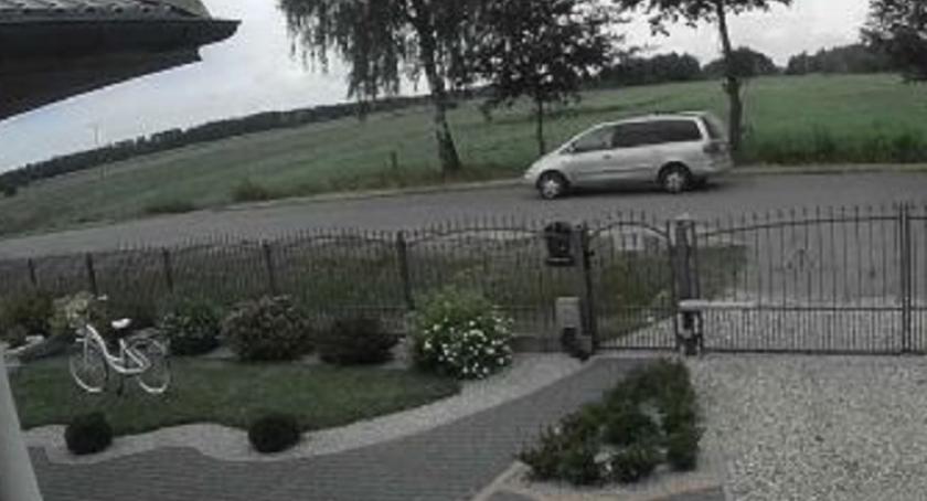 Policja poszukuje sprawców kradzieży. Poruszają się srebrnym Fordem 