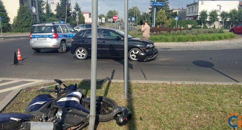 Wypadek na rondzie w centrum Ciechanowa. Ranny nastoletni motocyklista [zdjęcia]