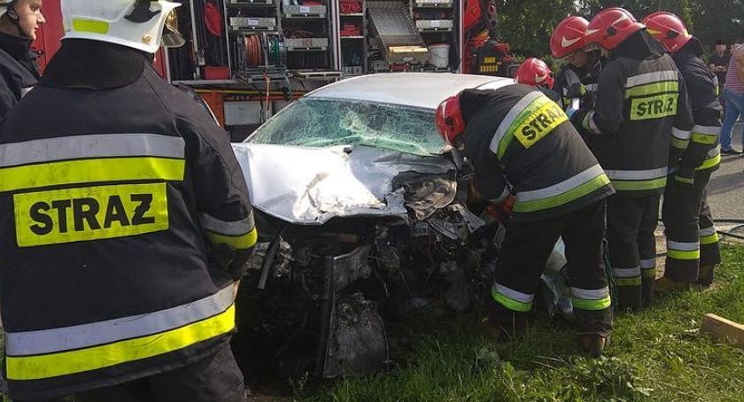 AKTUALIZACJA: Wypadek przy wiadukcie pod Ciechanowem. Ranna 29-latka była uwięziona w aucie [foto]
