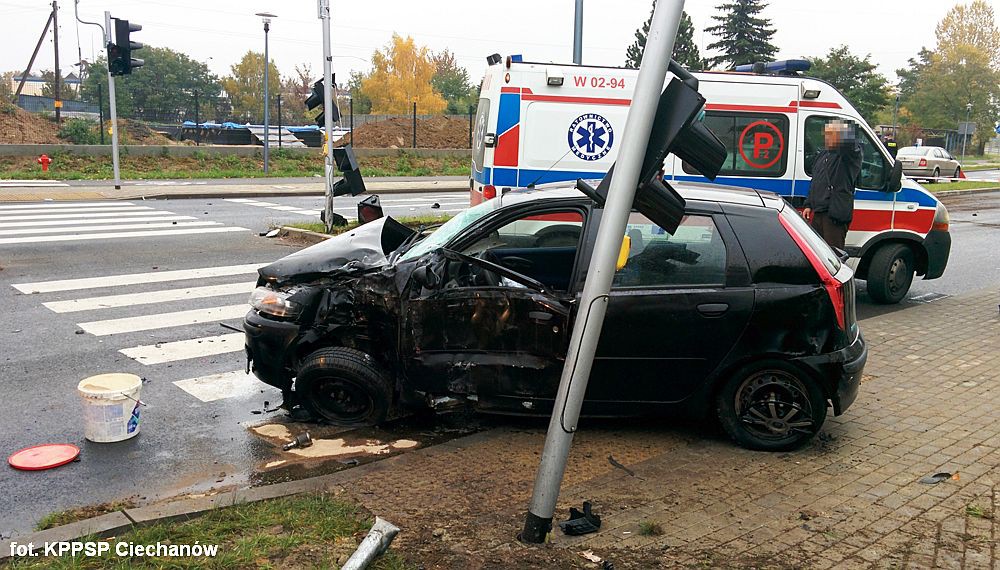 Scania uderzyła w Punto na pętli miejskiej. Ranna 27-latka (zdjęcia)