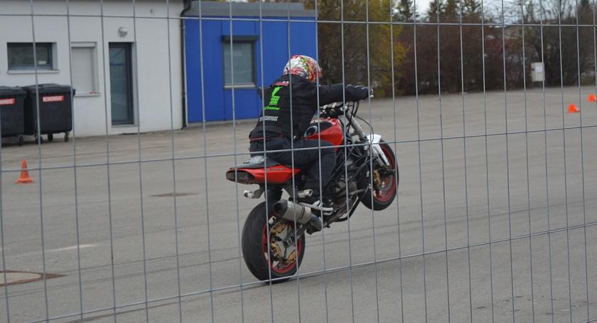 Popisywał się na motorze. Uderzył w dziecko