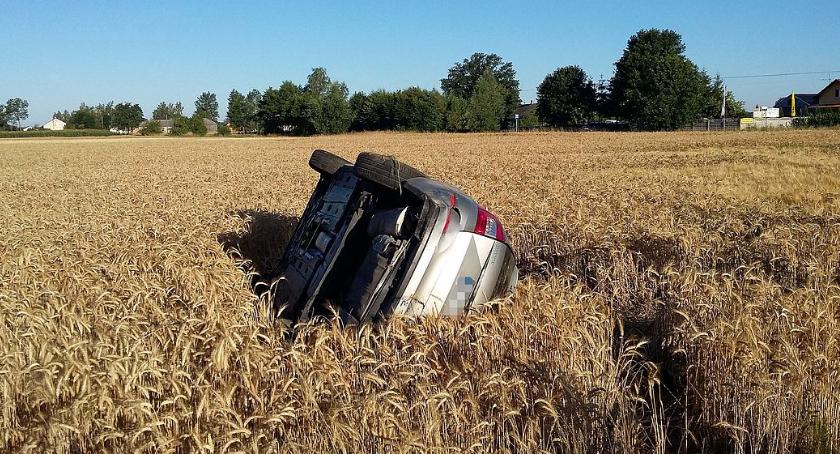 Zderzenie osobówek. Skoda wylądowała w polu [zdjęcia]