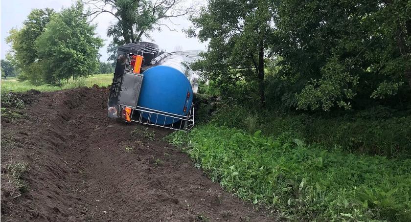 Kierowca cysterny zasnął za kierownicą. Skutki usuwano przez ponad 9 godzin [zdjęcia]