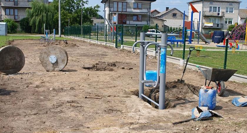 W Glinojecku powstaje siłownia zewnętrzna oraz boiska do siatkówki i badmintona