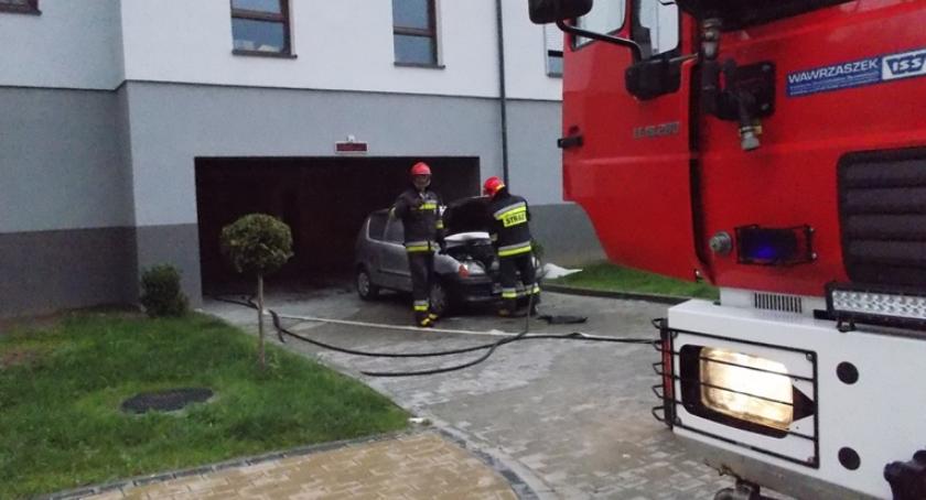 Pożar samochodu w garażu podziemnym w Ciechanowie