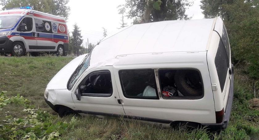 Peugeot uderzył w drzewo. Matka z dziećmi trafili do szpitala [zdjęcia]