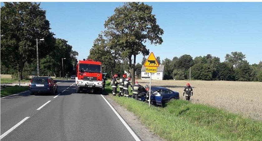 AKTUALIZACJA: Passat dachował na drodze Ciechanów-Glinojeck [zdjęcia]