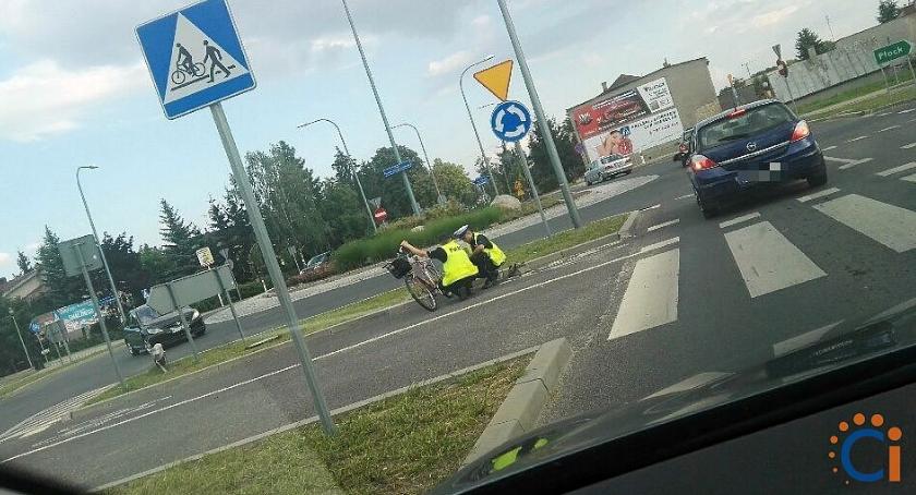 Wypadek z udziałem rowerzysty na rondzie w Ciechanowie