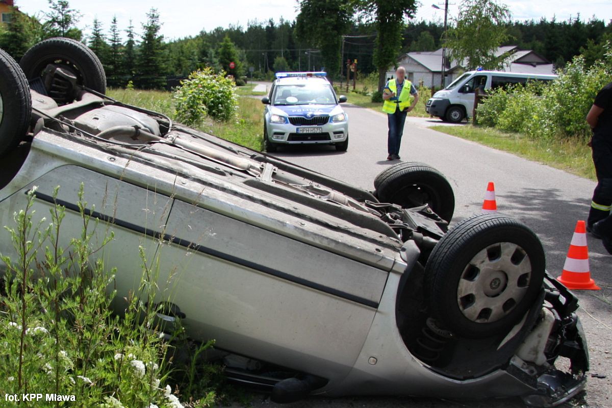 Skoda dachowała w rowie. 20-letni kierowca był pijany i nie miał prawa jazdy