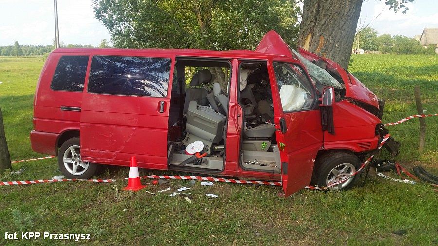 U sąsiadów: Bus uderzył w drzewo