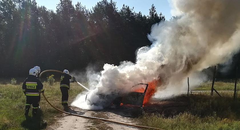 BMW doszczętnie spłonęło na drodze [zdjęcia]
