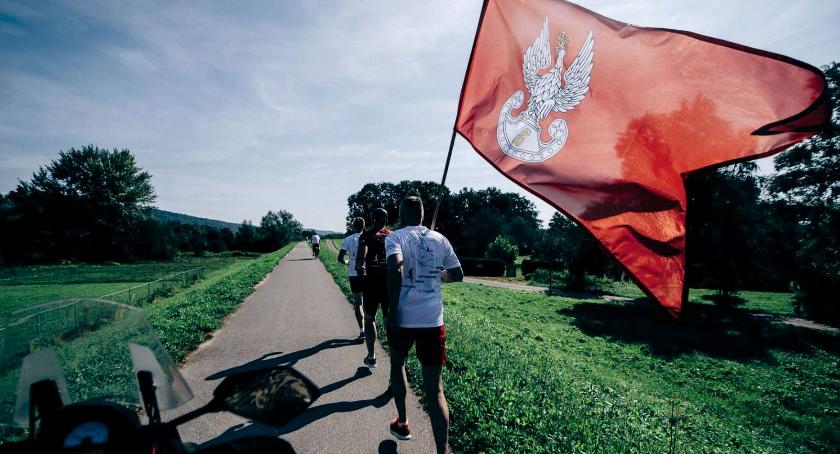 Sztafeta wystartowała! Na trasie m.in. Terytorialsi z Ciechanowa [zdjęcia]