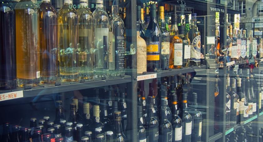 Koniec z nocną sprzedażą alkoholu w Ciechanowie? Jest projekt uchwały