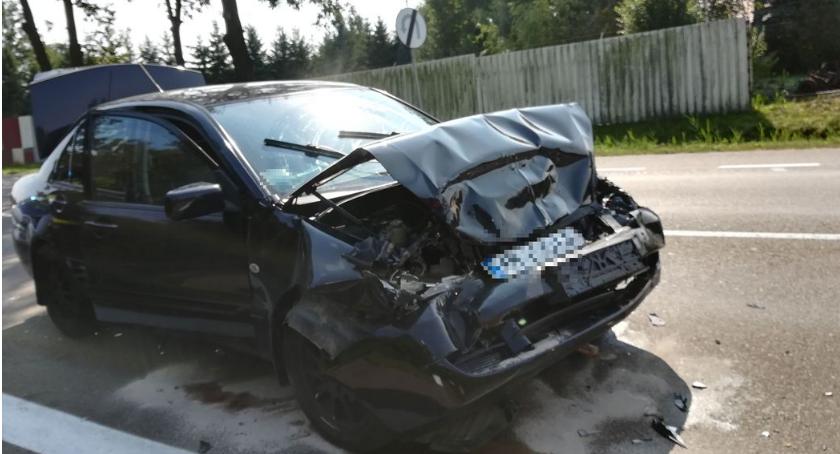 Mitsubishi przy rondzie uderzyło w BMW [zdjęcia]