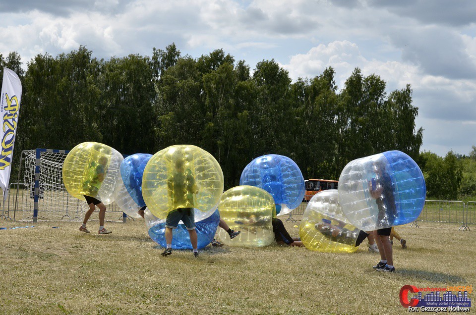 Siatkarski Turniej Piotrów i Bubble Soccer na błoniach (wideo plus zdjęcia)