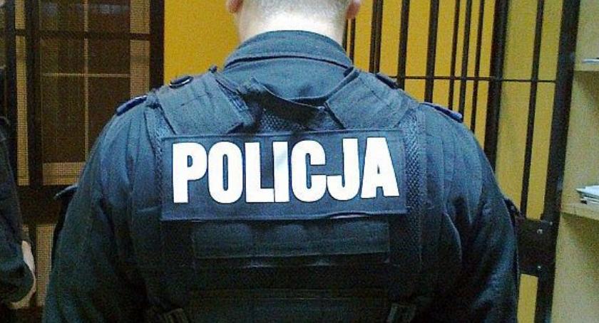 Grasowali na stacji paliw. Jeden kradł, drugi zniszczył drzwi